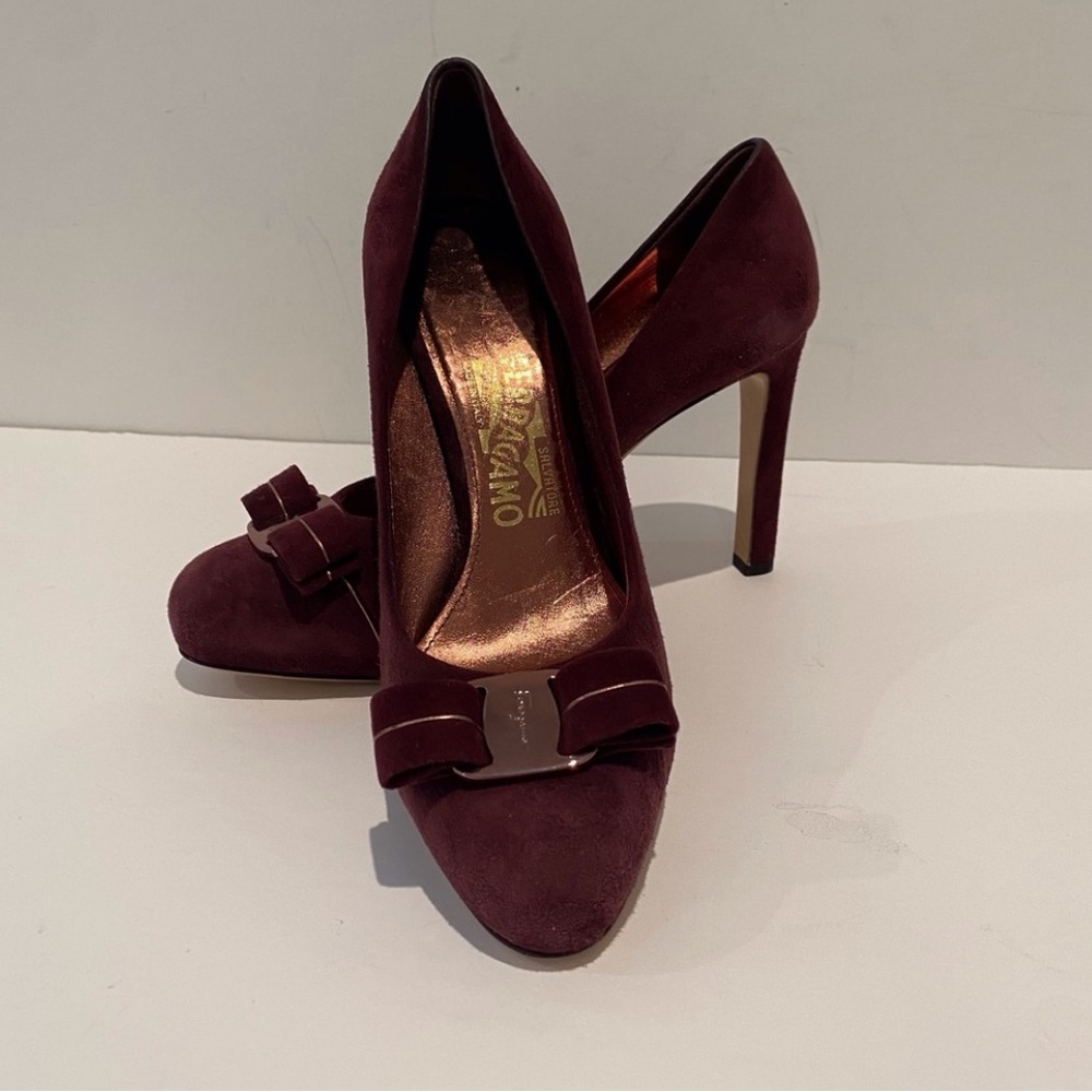 🆕 Salvatore Ferragamo Suede Pumps NIB - Picture 2 of 13